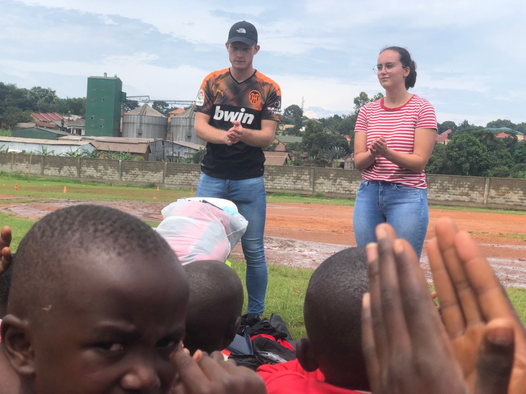 Niels and Tessa addressing the players on their first visit in 2022.